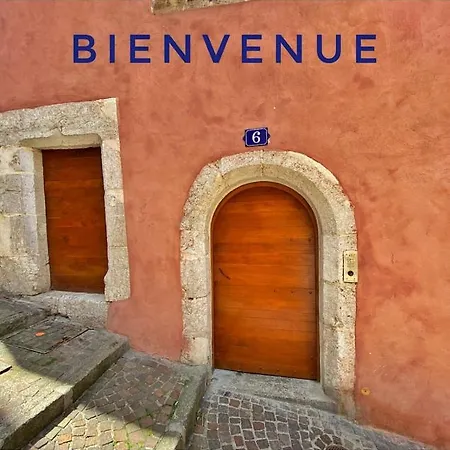 Coup De Coeur Au Pied Du Chateau - Ideally Located Apartment *