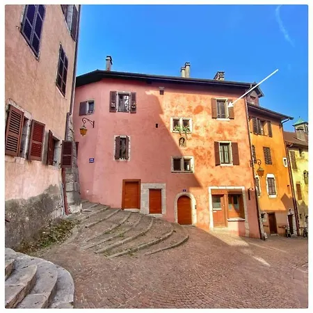 Coup De Coeur Au Pied Du Chateau - Ideally Located Apartment *