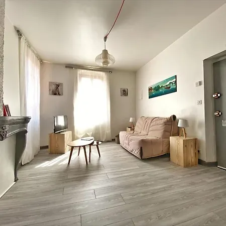 Coup De Coeur Au Pied Du Chateau - Ideally Located
