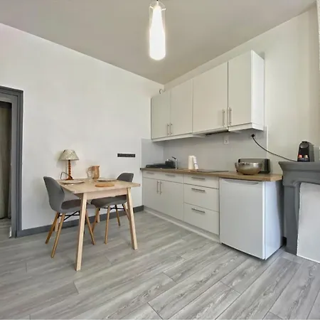 Coup De Coeur Au Pied Du Chateau - Ideally Located